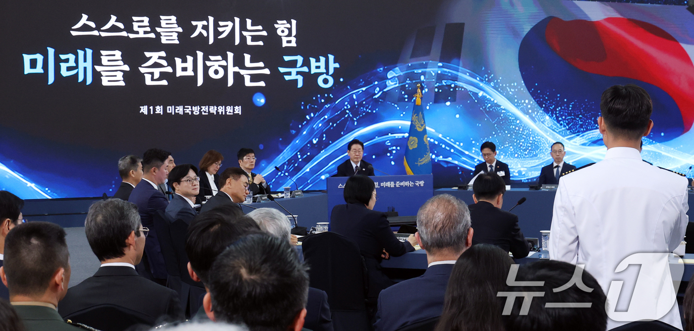 (창원=뉴스1) 이재명 기자 = 이재명 대통령이 26일 경남 창원시 진해구에서 열린 제1회 미래국방전략위원회에서 해군사관생도의 발언을 듣고 있다. (청와대통신사진기자단) 2026. …