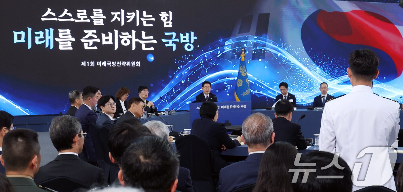 본문 이미지 - 이재명 대통령이 26일 경남 창원시 진해구에서 열린 제1회 미래국방전략위원회에서 해군사관생도의 발언을 듣고 있다. (청와대통신사진기자단) 2026.5.26 ⓒ 뉴스1 이재명 기자
