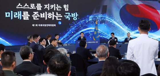 해군사관생도 발언 듣는 이재명 대통령