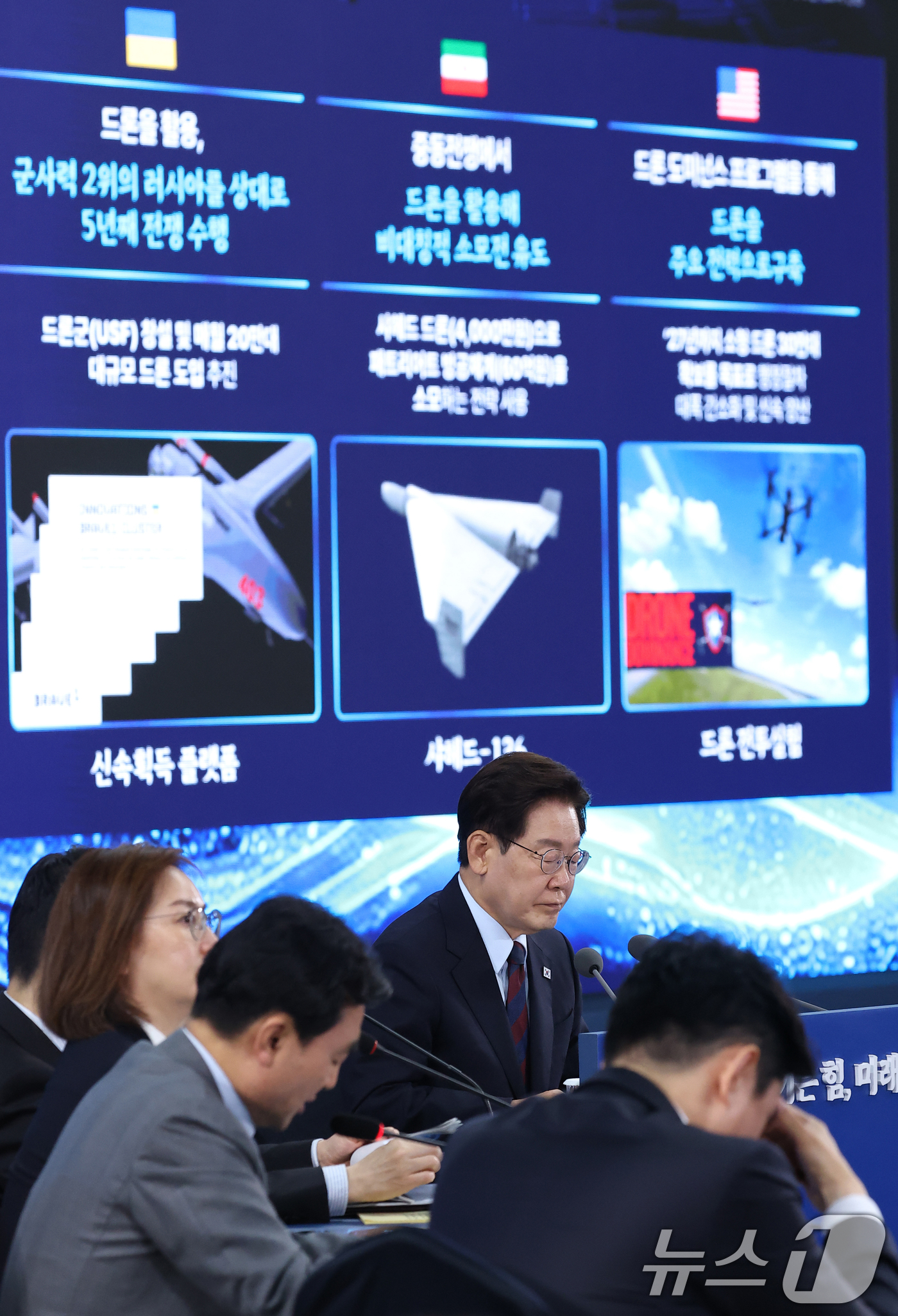 (창원=뉴스1) 허경 기자 = 이재명 대통령이 26일 경남 창원시 진해구에서 열린 제1회 미래국방전략위원회에서 전작권 조기 회복과 AI무인전투체계 군대로의 전환 주제 보고를 듣고 …