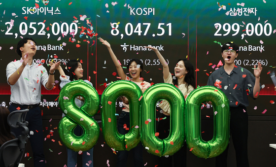 달리는 코스피, 8000 돌파 마감