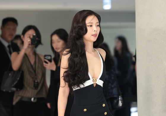 제니, 모든 시선을 한 눈에