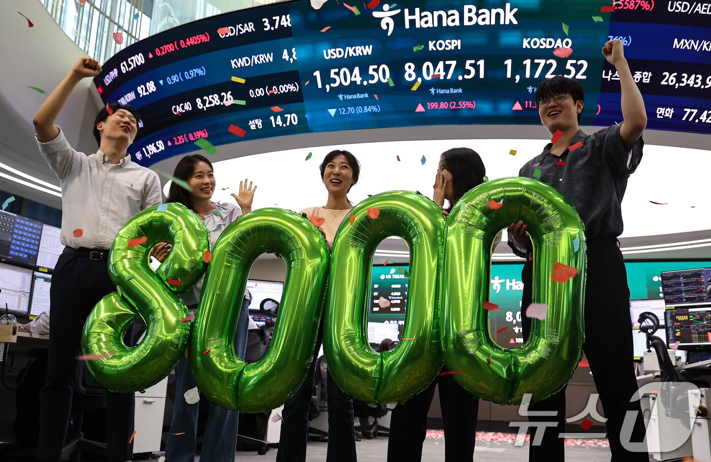 본문 이미지 - 코스피 지수가 종가 기준 최초로 8,000대를 기록한 26일 오후 서울 중구 하나은행 본점 딜링룸에서 직원들이 축하 세레머니를 하고 있다. 이날 코스피는 전 거래일보다 99.80포인트(2.55%) 오른 8047.51, 코스닥 지수는 전 거래일보다 11.39포인트(0.98%) 상승한 1172.52에 거래를 마쳤다. 2026.5.26 ⓒ 뉴스1 김도우 기자