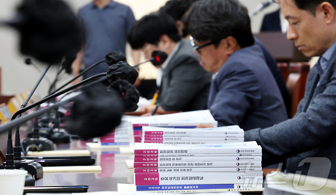 (세종=뉴스1) 김기남 기자 = 26일 세종시 정부세종청사 최저임금위원회에서 열린 2027년도 최저임금위원회 2차 전원회의에 참석한 위원장과 공익위원들이 책상에 쌓인 최저임금 지침 …