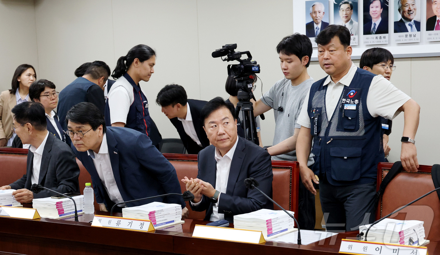 (세종=뉴스1) 김기남 기자 = 류기정 사용자위원, 류기섭 근로자위원 등이 26일 세종시 정부세종청사 최저임금위원회에서 열린 2027년도 최저임금위원회 2차 전원회의에 참석하고 있 …