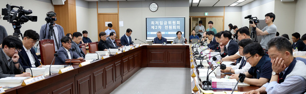 직장인 10명 중 6명 "2027년 최저임금, 시간 당 1만2000원 이상돼야"