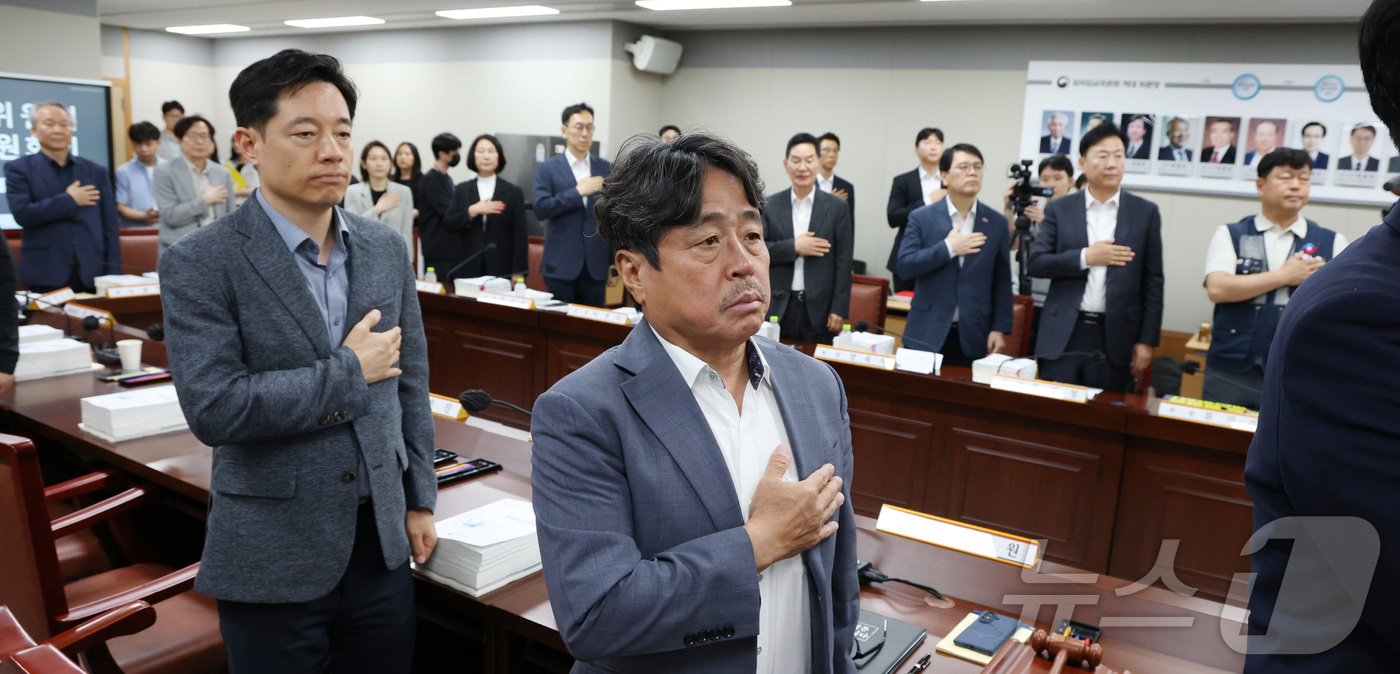 (세종=뉴스1) 김기남 기자 = 권순원 최저임금위원회 위원장이 26일 세종시 정부세종청사 최저임금위원회에서 열린 2027년도 최저임금위원회 2차 전원회의에 참석하여 국기에 대한 경 …