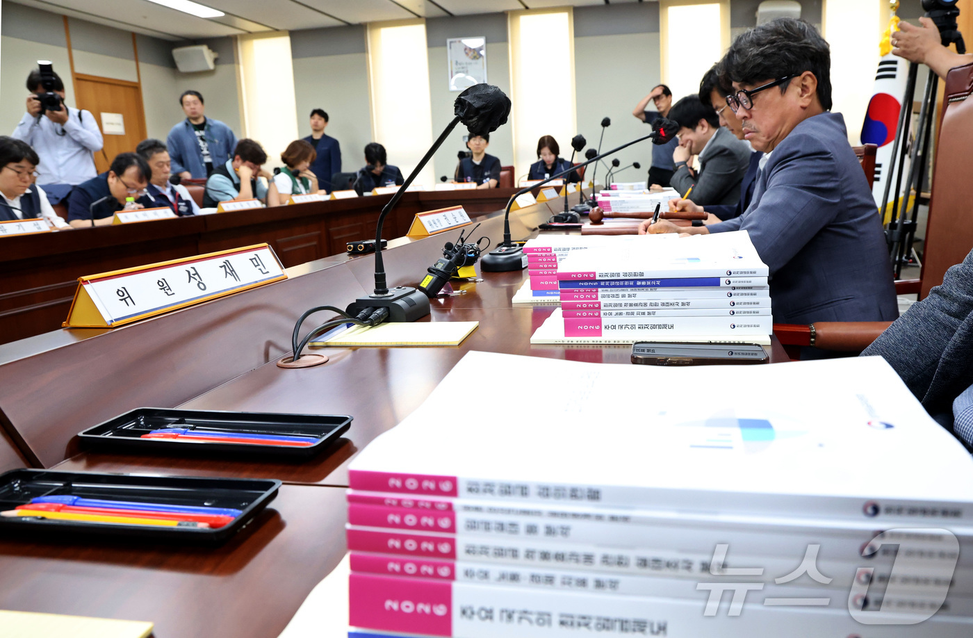 (세종=뉴스1) 김기남 기자 = 권순원 최저임금위원회 위원장이 26일 세종시 정부세종청사 최저임금위원회에서 열린 2027년도 최저임금위원회 2차 전원회의에 참석, 책상에 쌓인 최저 …