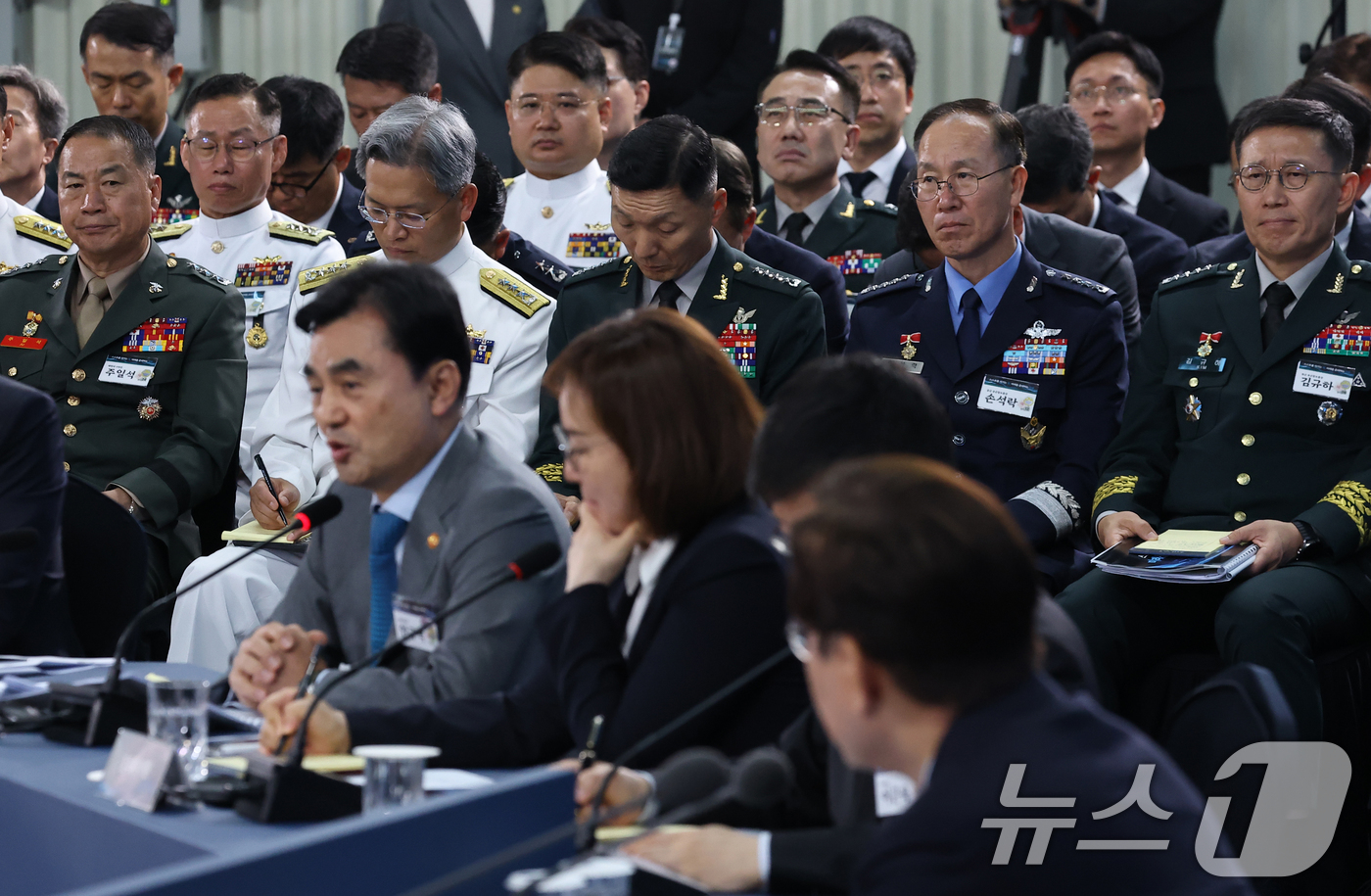 (창원=뉴스1) 허경 기자 = 26일 경남 창원시 진해구에서 열린 이재명 대통령 주재 제1회 미래국방전략위원회에서 군 지도부가 안규백 국방부 장관의 발언을 듣고 있다.앞줄 왼쪽부터 …