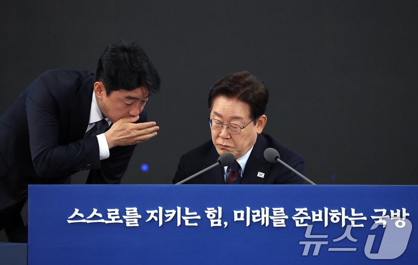 본문 이미지 - 이재명 대통령이 26일 경남 창원시 진해구에서 열린 제1회 미래국방전략위원회에서 강훈식 비서실장과 대화하고 있다. (청와대통신사진기자단) 2026.5.26 ⓒ 뉴스1 허경 기자