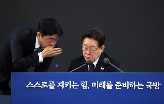 강훈식 비서실장과 귀엣말하는 이재명 대통령