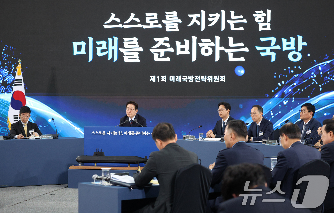 (창원=뉴스1) 허경 기자 = 이재명 대통령이 26일 경남 창원시 진해구에서 열린 제1회 미래국방전략위원회에서 참석자들의 발언을 듣고 있다. (청와대통신사진기자단) 2026.5.2 …