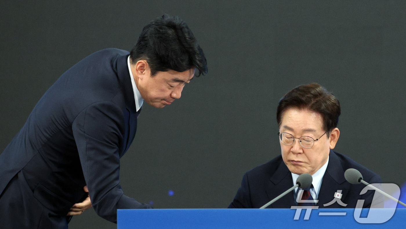 (창원=뉴스1) 허경 기자 = 이재명 대통령이 26일 경남 창원시 진해구에서 열린 제1회 미래국방전략위원회에서 강훈식 비서실장과 대화하고 있다. (청와대통신사진기자단) 2026.5 …
