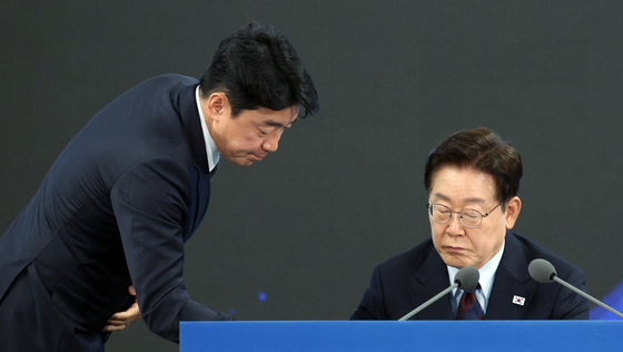 이재명 대통령, 강훈식 비서실장과 대화