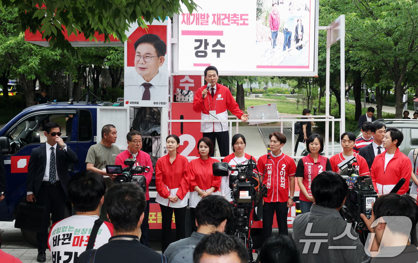 (서울=뉴스1) 황기선 기자 = 장동혁 국민의힘 대표가 26일 오후 서울 마포구 경의선숲길에서 유권자들에게 지지를 호소하고 있다.  2026.5.26/뉴스1