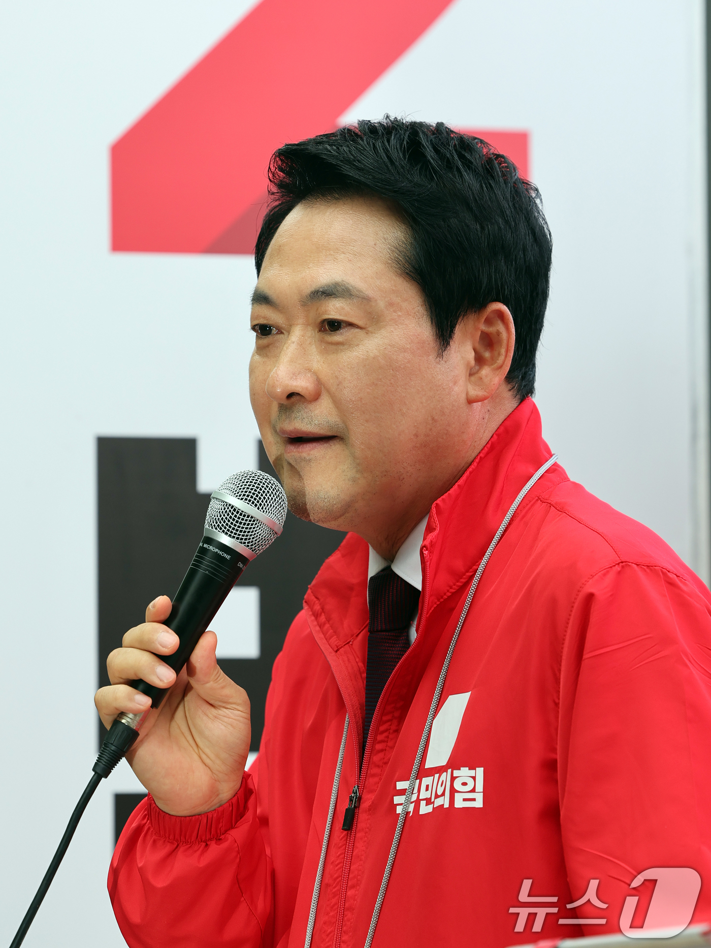 (서울=뉴스1) 황기선 기자 = 장동혁 국민의힘 대표가 26일 오후 서울 마포구 경의선숲길에서 유권자들에게 지지를 호소하고 있다.  2026.5.26/뉴스1