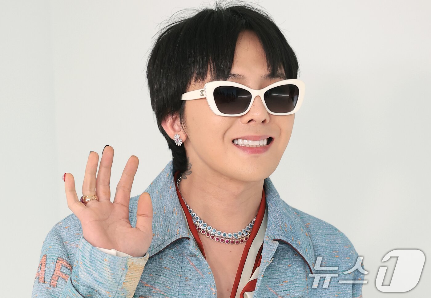 지드래곤, 햇님 방긋 손 인사