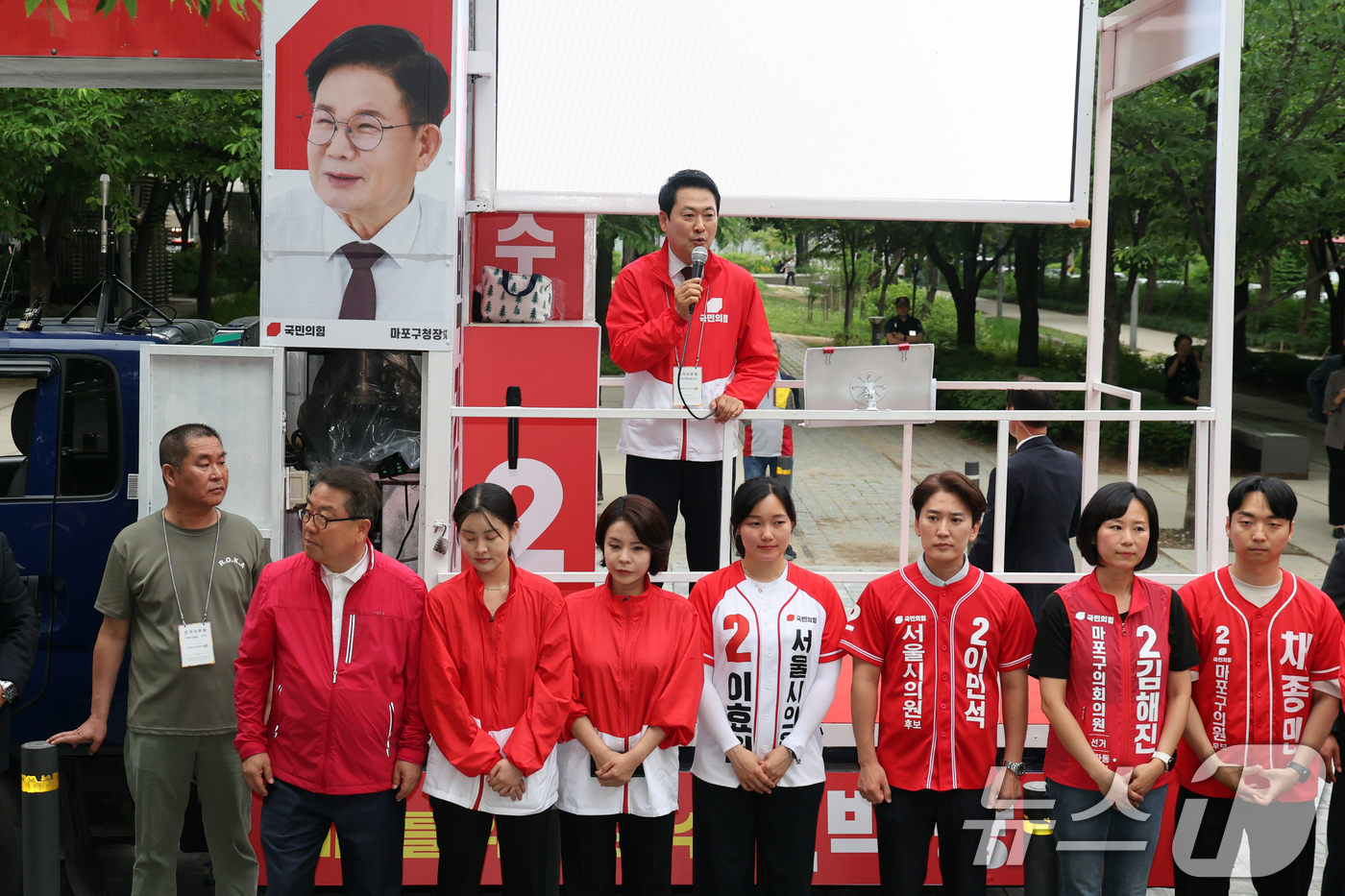(서울=뉴스1) 황기선 기자 = 장동혁 국민의힘 대표가 26일 오후 서울 마포구 경의선숲길에서 유권자들에게 지지를 호소하고 있다.  2026.5.26/뉴스1