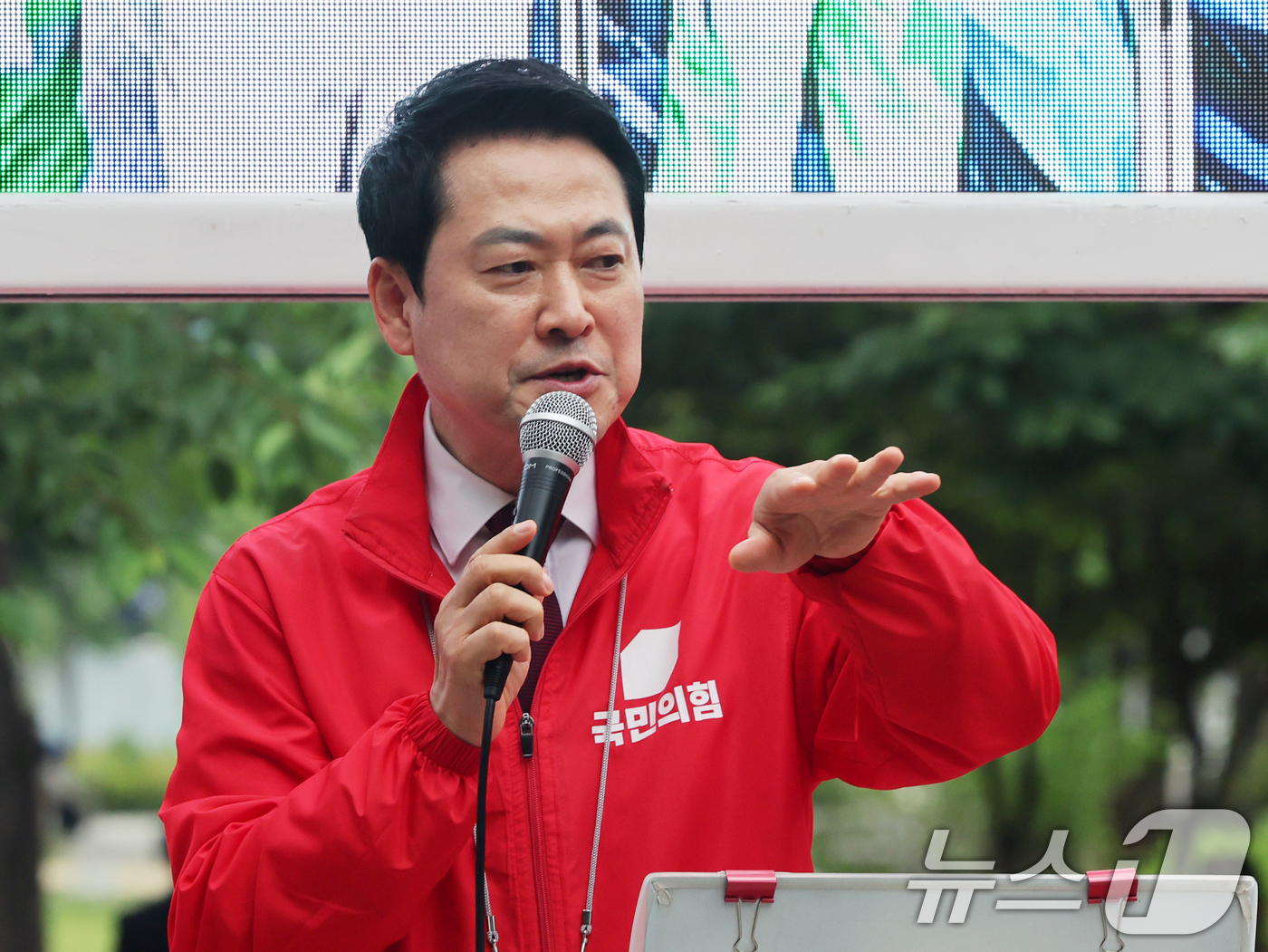 (서울=뉴스1) 황기선 기자 = 장동혁 국민의힘 대표가 26일 오후 서울 마포구 경의선숲길에서 유권자들에게 지지를 호소하고 있다.  2026.5.26/뉴스1