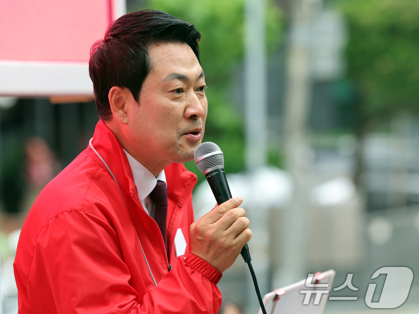 (서울=뉴스1) 황기선 기자 = 장동혁 국민의힘 대표가 26일 오후 서울 마포구 경의선숲길에서 유권자들에게 지지를 호소하고 있다.  2026.5.26/뉴스1