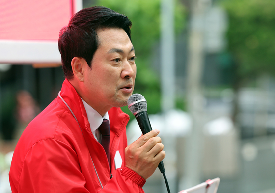 유권자들에게 지지호소 하는 장동혁 대표