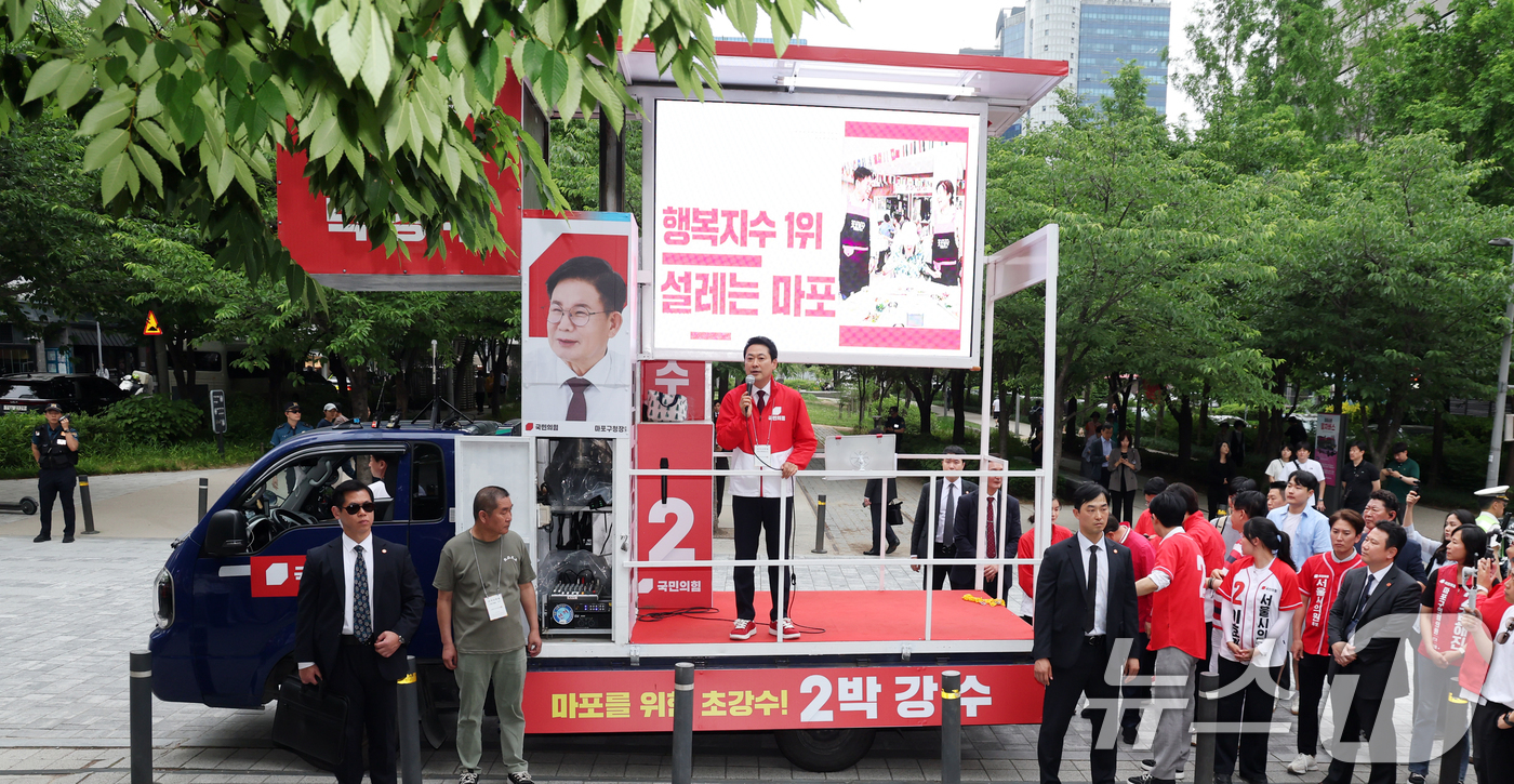 (서울=뉴스1) 황기선 기자 = 장동혁 국민의힘 대표가 26일 오후 서울 마포구 경의선숲길에서 유권자들에게 지지를 호소하고 있다.  2026.5.26/뉴스1