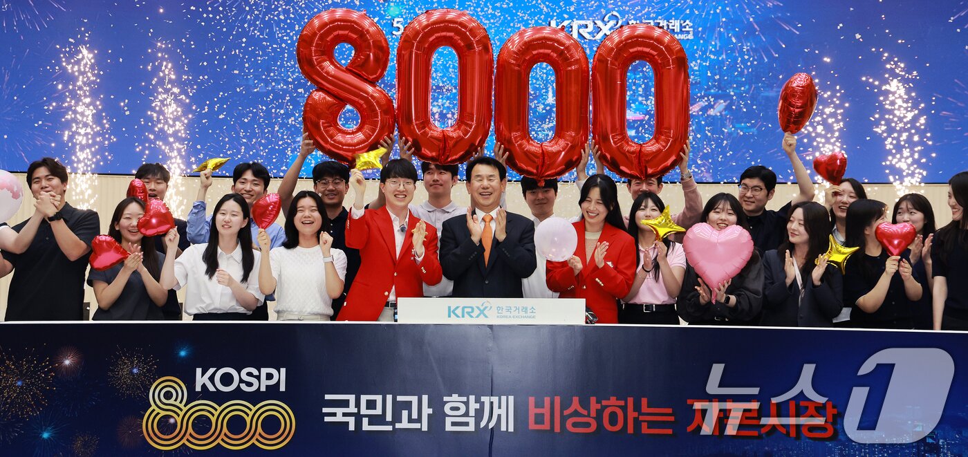 본문 이미지 - 코스피 지수가 종가 기준 8000포인트를 넘긴 26일 서울 여의도 한국거래소 홍보관에서 정은보 한국거래소 이사장과 관계자들이 코스피 8000 돌파를 축하하는 세리머니를 하고 있다. ⓒ 뉴스1 이호윤 기자