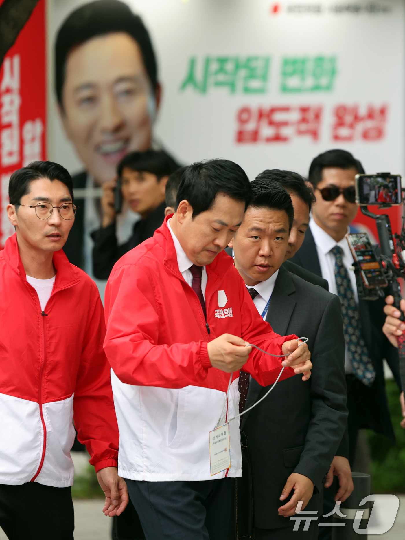 (서울=뉴스1) 황기선 기자 = 장동혁 국민의힘 대표가 26일 오후 서울 마포구 경의선숲길에서 거리유세를 위해 발걸음을 옮기고 있다. 2026.5.26/뉴스1