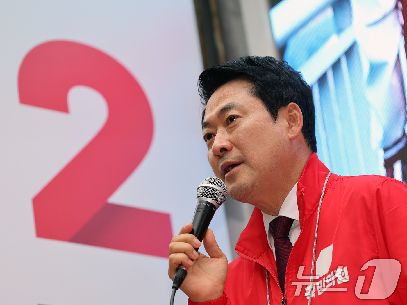 (서울=뉴스1) 황기선 기자 = 장동혁 국민의힘 대표가 26일 오후 서울 마포구 경의선숲길에서 유권자들에게 지지를 호소하고 있다.    2026.5.26/뉴스1
