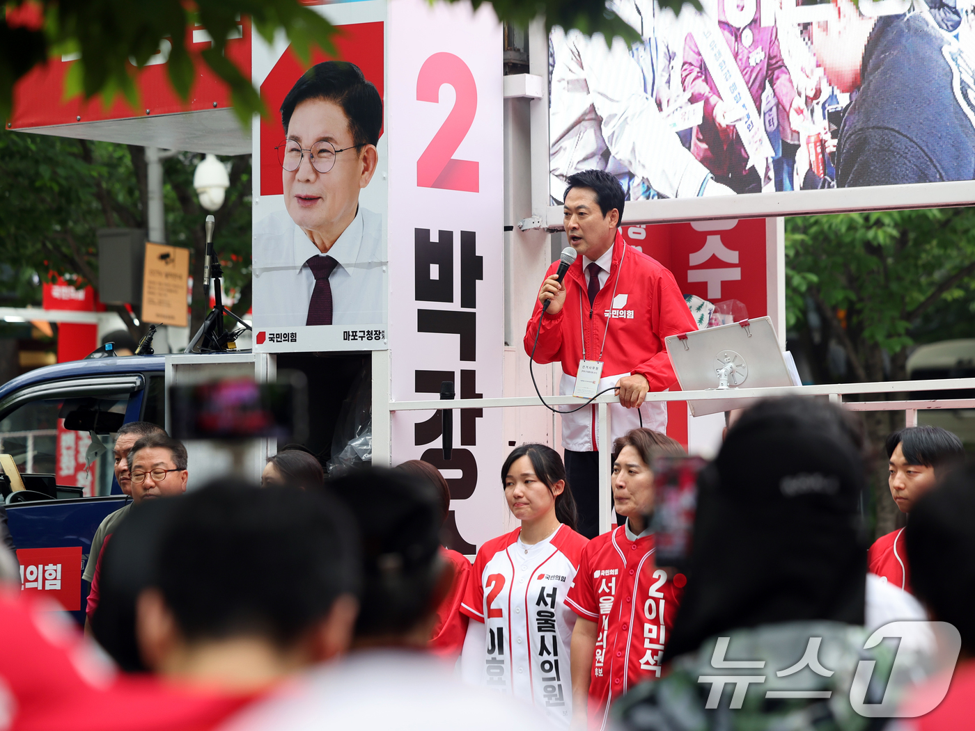 (서울=뉴스1) 황기선 기자 = 장동혁 국민의힘 대표가 26일 오후 서울 마포구 경의선숲길에서 유권자들에게 지지를 호소하고 있다.    2026.5.26/뉴스1