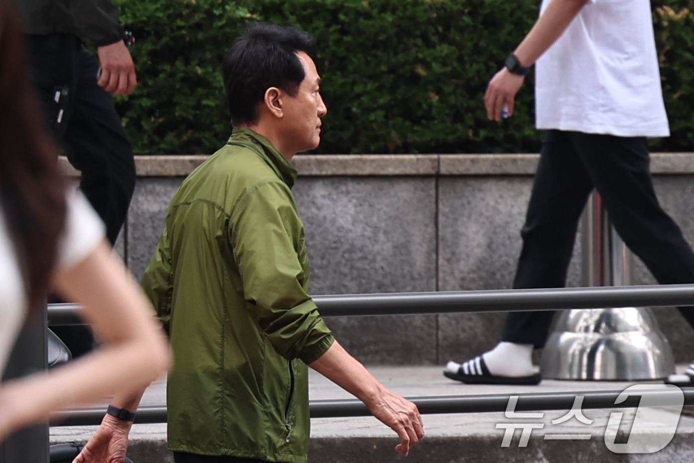 (서울=뉴스1) 구윤성 기자 = 오세훈 국민의힘 서울시장 후보가 26일 서울 서대문구 서소문 고가도로 철거 붕괴 사고현장을 찾아 살펴보고 있다.소방 당국은 대응 1단계를 발령하고 …