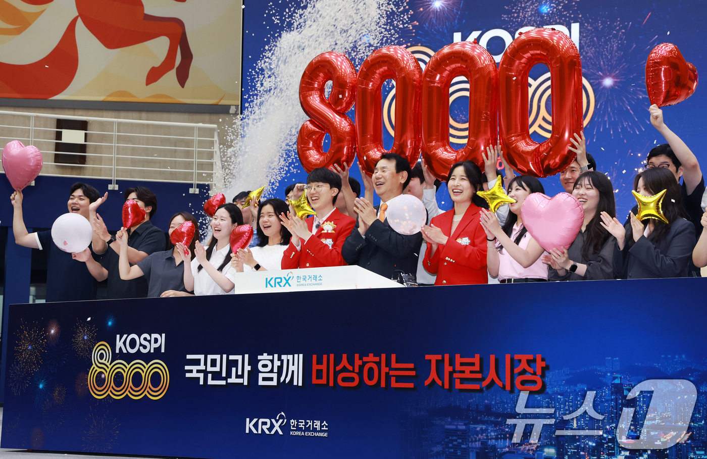 (서울=뉴스1) 이호윤 기자 = 코스피 지수가 종가 기준 8000포인트를 넘긴 26일 서울 여의도 한국거래소 홍보관에서 정은보 한국거래소 이사장과 관계자들이 코스피 8000 돌파를 …