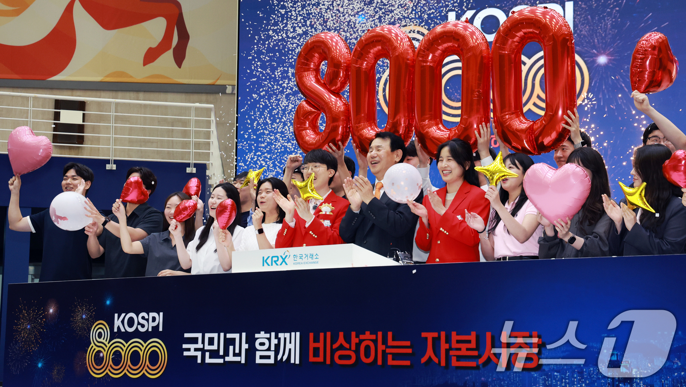 (서울=뉴스1) 이호윤 기자 = 코스피 지수가 종가 기준 8000포인트를 넘긴 26일 서울 여의도 한국거래소 홍보관에서 정은보 한국거래소 이사장과 관계자들이 코스피 8000 돌파를 …