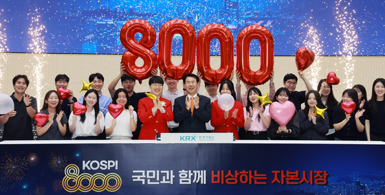 코스피, 사상 최초 8000 마감