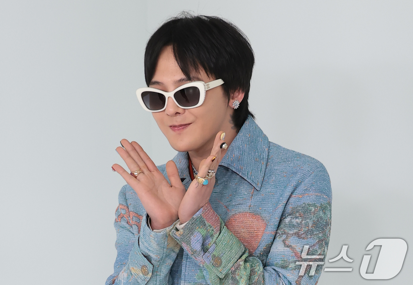 (서울=뉴스1) 권현진 기자 = 빅뱅 지드래곤이 26일 서울 영등포구 서울 퐁비두센터에서 열린 샤넬 2026 공방 컬렉션 서울 쇼에 참석해 포즈를 취하고 있다. 2026.5.26/ …