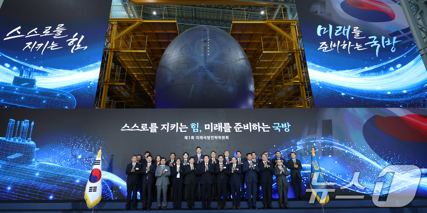(창원=뉴스1) 허경 기자 = 이재명 대통령이 26일 경남 창원시 진해구에서 열린 제1회 미래국방전략위원회에서 참석자들과 기념촬영을 하고 있다. (청와대통신사진기자단) 2026.5 …