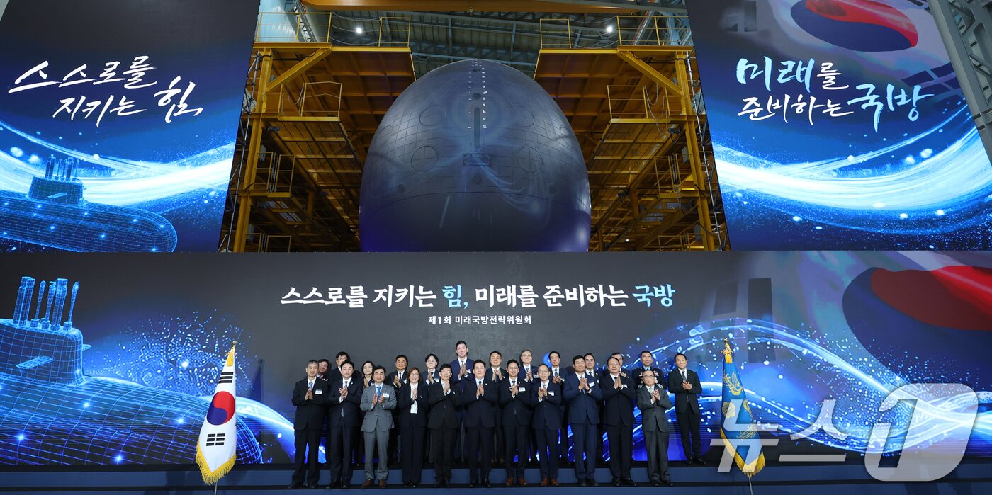 본문 이미지 - 이재명 대통령이 26일 경남 창원시 진해구에서 열린 제1회 미래국방전략위원회에서 참석자들과 기념촬영을 하고 있다. (청와대통신사진기자단) 2026.5.26 ⓒ 뉴스1 허경 기자