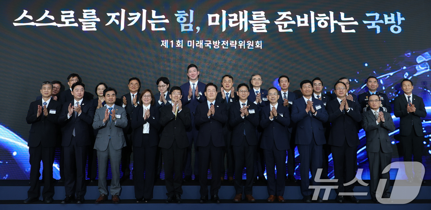 (창원=뉴스1) 허경 기자 = 이재명 대통령이 26일 경남 창원시 진해구에서 열린 제1회 미래국방전략위원회에서 참석자들과 기념촬영을 하고 있다. (청와대통신사진기자단) 2026.5 …
