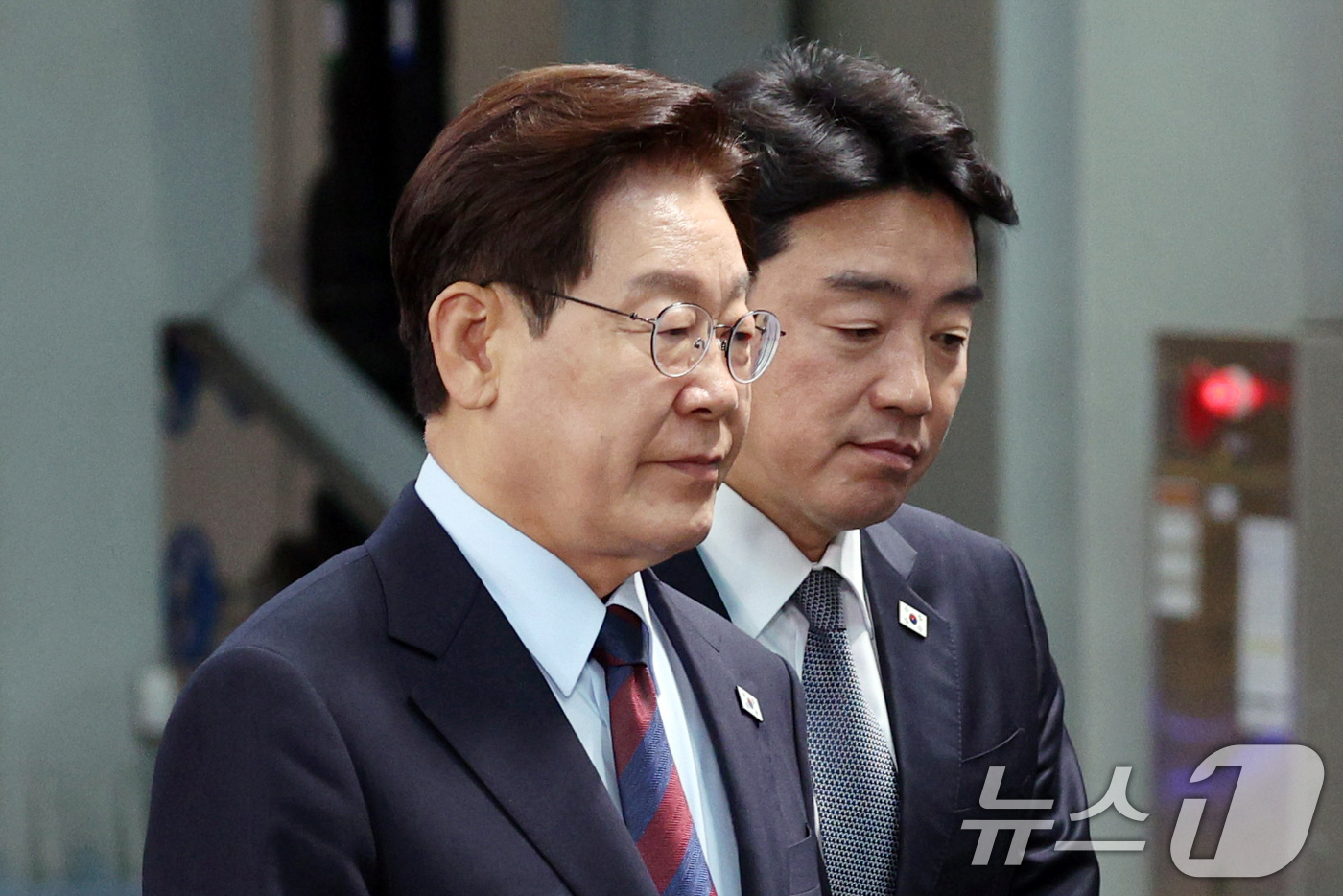 (창원=뉴스1) 허경 기자 = 이재명 대통령이 26일 경남 창원시 진해구에서 열린 제1회 미래국방전략위원회를 마친 뒤 강훈식 비서실장과 이동하고 있다. (청와대통신사진기자단) 20 …