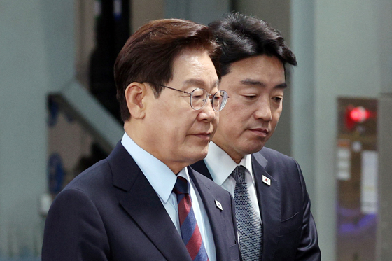 이동하는 이재명 대통령과 강훈식 비서실장
