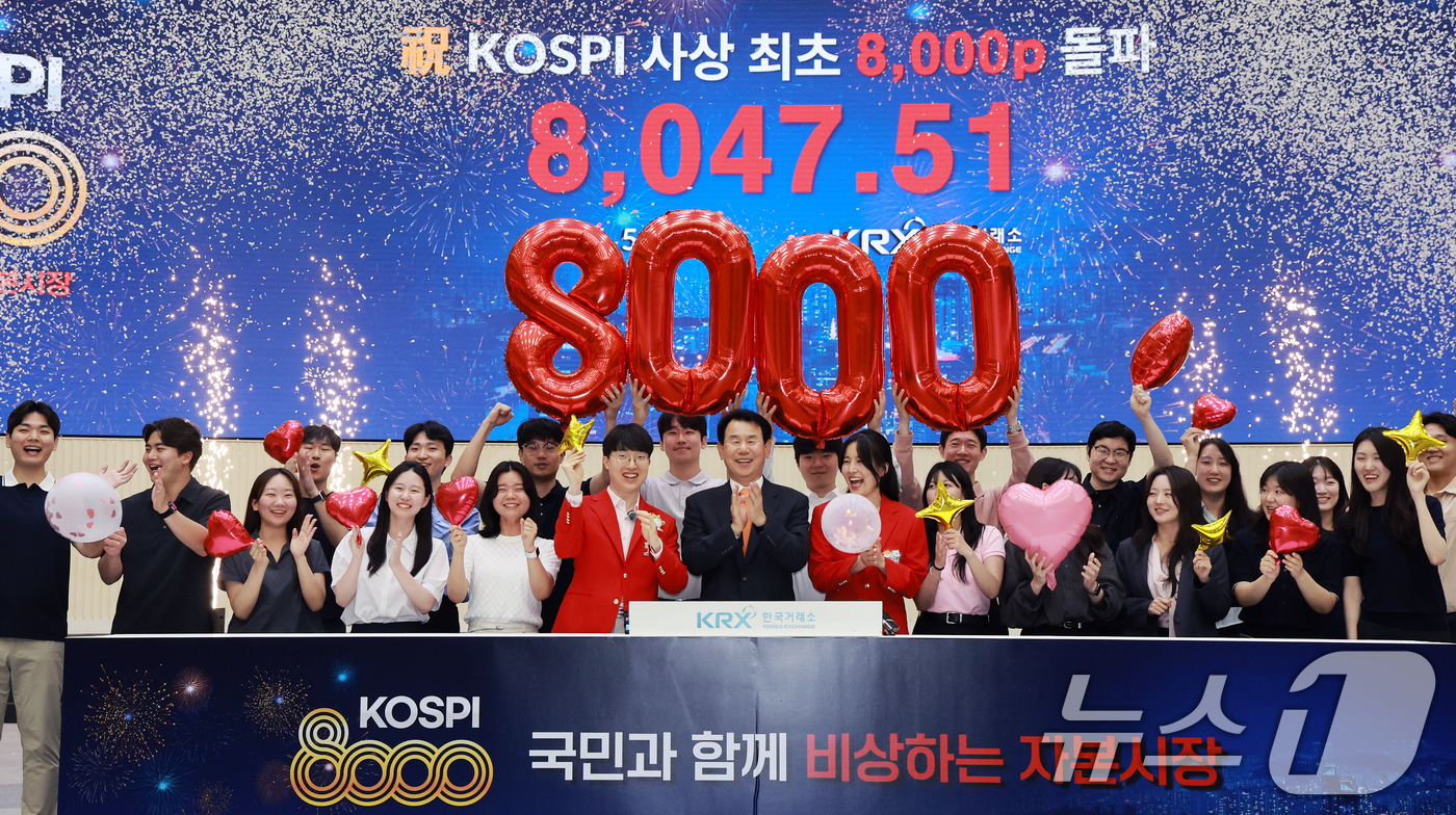 (서울=뉴스1) 이호윤 기자 = 코스피 지수가 종가 기준 8000포인트를 넘긴 26일 서울 여의도 한국거래소 홍보관에서 정은보 한국거래소 이사장과 관계자들이 코스피 8000 돌파를 …