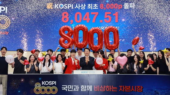 코스피, 사상 최초 8000 마감