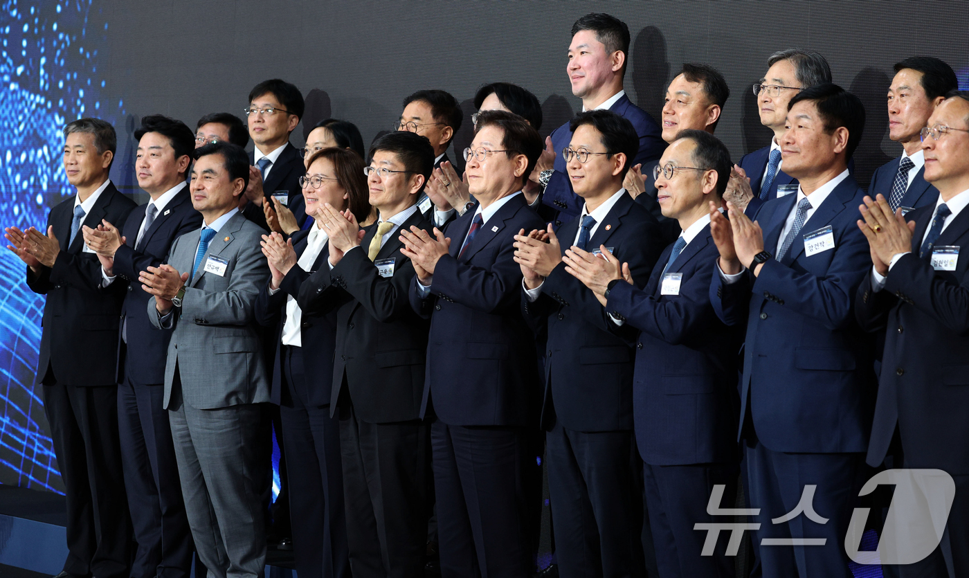 (창원=뉴스1) 허경 기자 = 이재명 대통령이 26일 경남 창원시 진해구에서 열린 제1회 미래국방전략위원회에서 참석자들과 기념촬영을 하고 있다. (청와대통신사진기자단) 2026.5 …