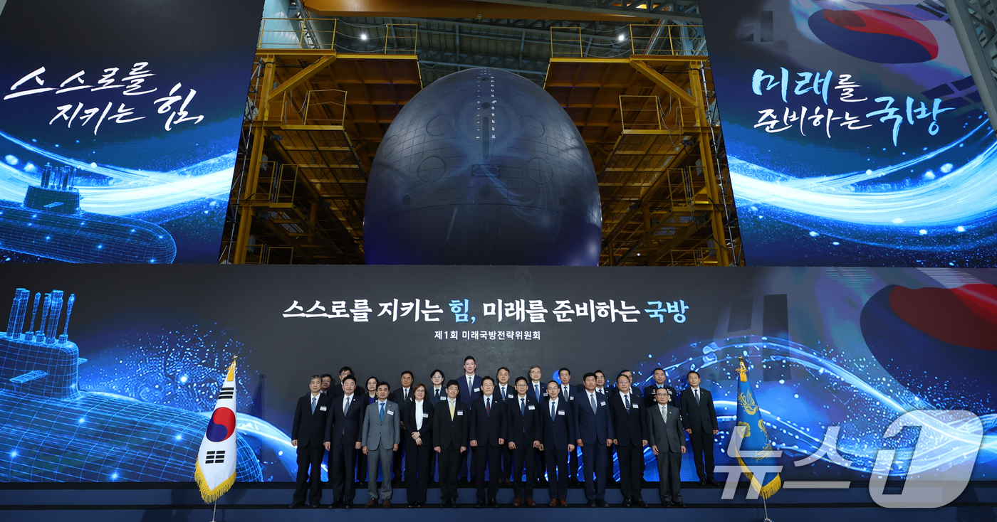 (창원=뉴스1) 허경 기자 = 이재명 대통령이 26일 경남 창원시 진해구에서 열린 제1회 미래국방전략위원회에서 참석자들과 기념촬영을 하고 있다. (청와대통신사진기자단) 2026.5 …