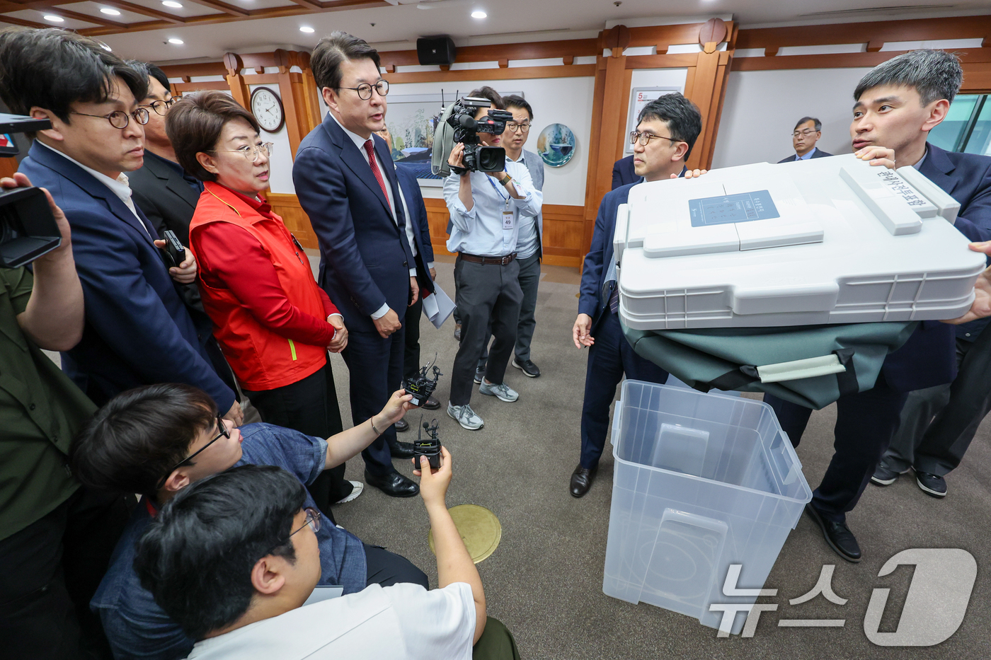 (과천=뉴스1) 안은나 기자 = 국민의힘 공명선거·안심투표 위원회 신동욱, 이달희 의원 등이 제9회 전국동시지방선거일을 8일 앞둔 26일 경기 과천시 중앙선거관리위원회를 찾아 사전 …