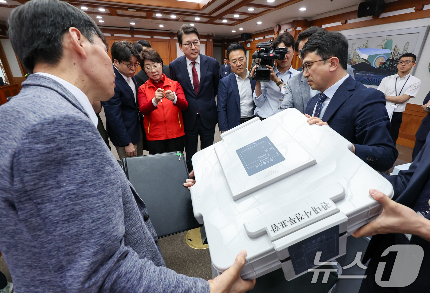 (과천=뉴스1) 안은나 기자 = 국민의힘 공명선거·안심투표 위원회 신동욱, 이달희 의원 등이 제9회 전국동시지방선거일을 8일 앞둔 26일 경기 과천시 중앙선거관리위원회를 찾아 사전 …