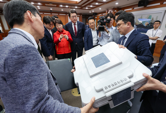 사전투표함 확인하는 국민의힘