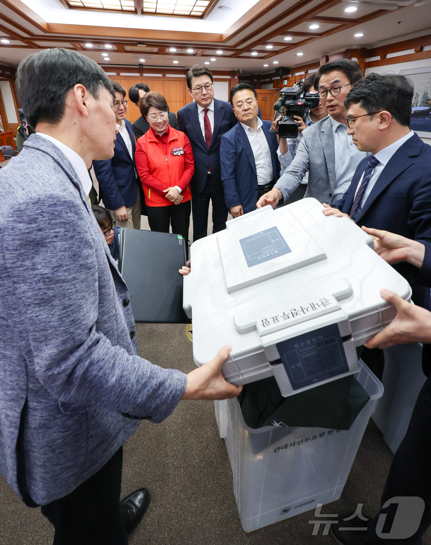 (과천=뉴스1) 안은나 기자 = 국민의힘 공명선거·안심투표 위원회 신동욱, 이달희 의원 등이 제9회 전국동시지방선거일을 8일 앞둔 26일 경기 과천시 중앙선거관리위원회를 찾아 사전 …