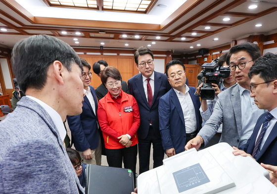 '사전투표함 이렇게 옮깁니다'