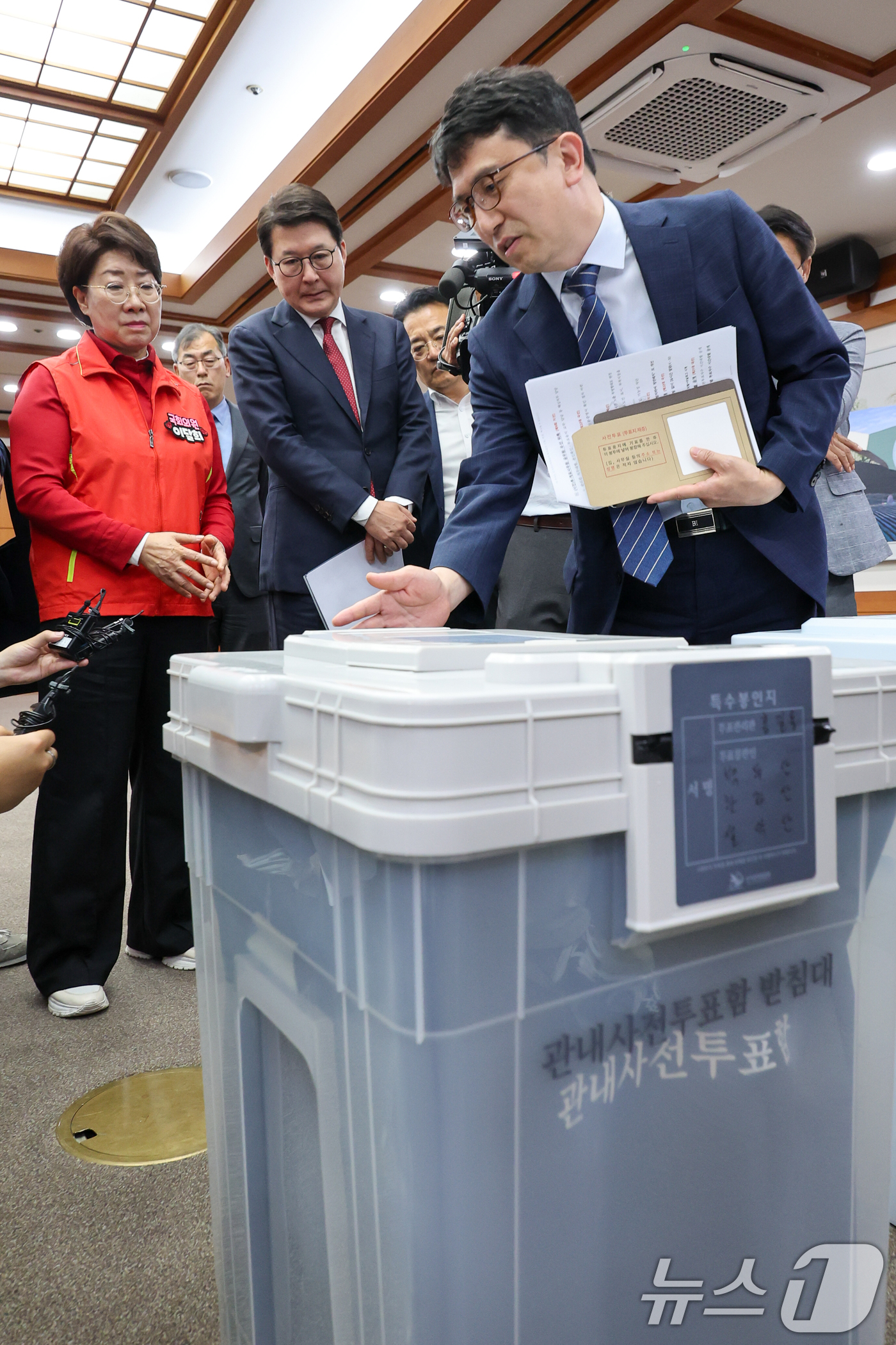(과천=뉴스1) 안은나 기자 = 국민의힘 공명선거·안심투표 위원회 신동욱, 이달희 의원 등이 제9회 전국동시지방선거일을 8일 앞둔 26일 경기 과천시 중앙선거관리위원회를 찾아 사전 …